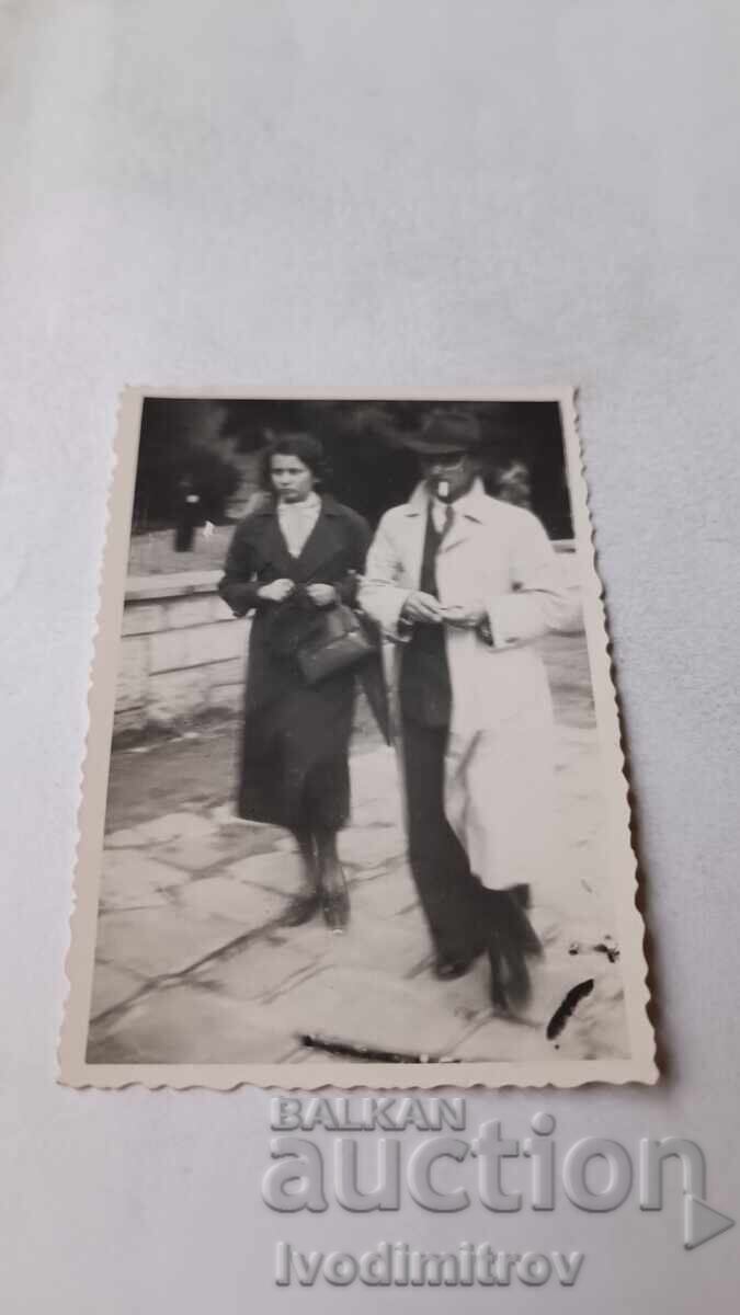 Снимка София Мъж и млада жена на разходка 1937