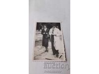 Fotografie Sofia Bărbat și tânără femeie la plimbare 1937
