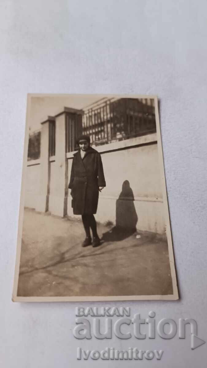 Φωτογραφία Σόφιας, Νεαρή κοπέλα στο πεζοδρόμιο 1930