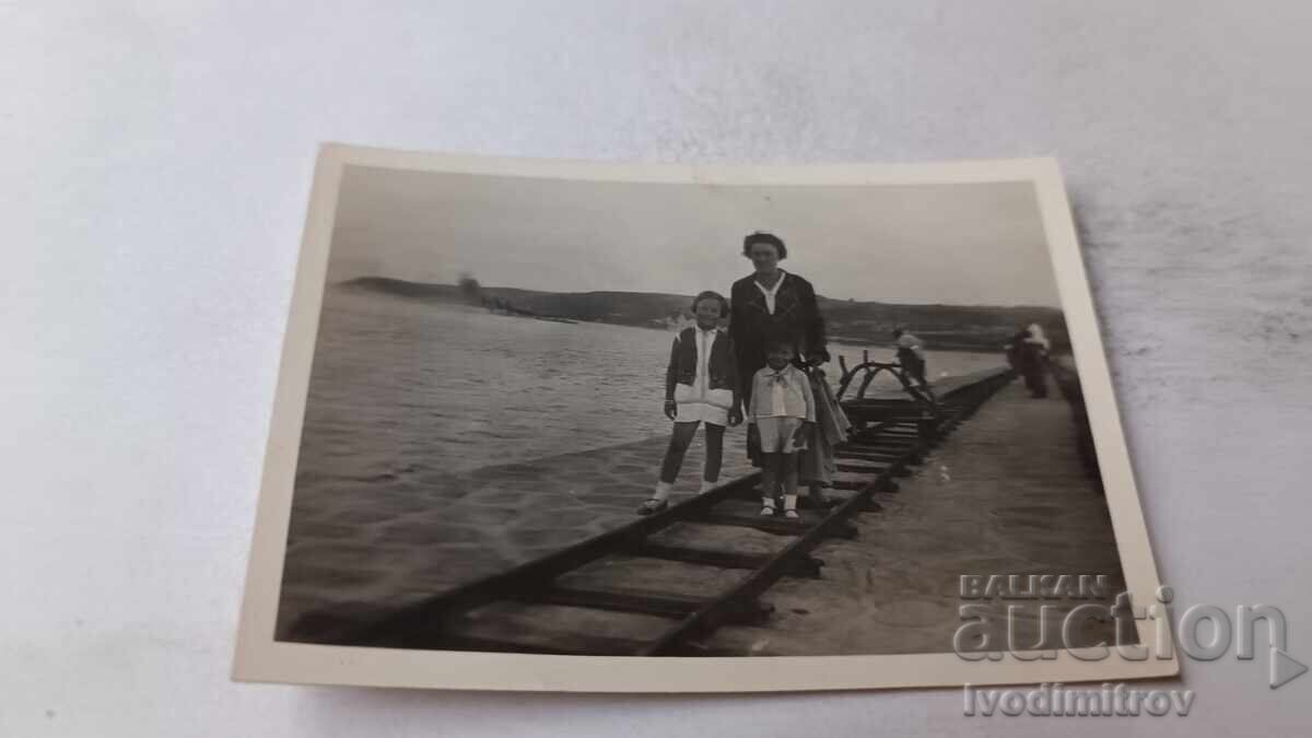 Photo Woman boy and girl on the beach Photo Woman boy and girl on the beach