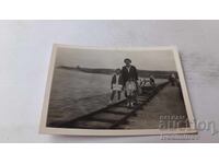 Снимка Жена момче и момиче на плажа