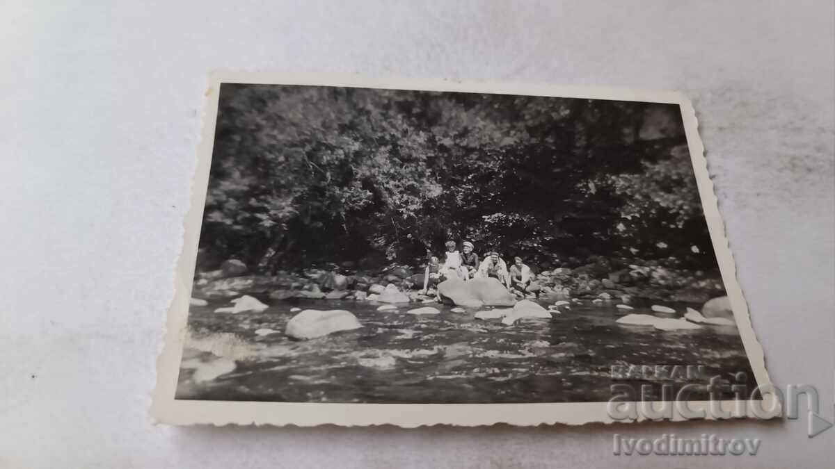 Снимка Рибарица Мъже и деца в реката 1935