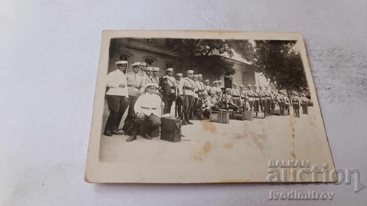 Снимка Офицери и войници чакащи влак на гарата Снимка Офицери и войници чакащи влак на гарата