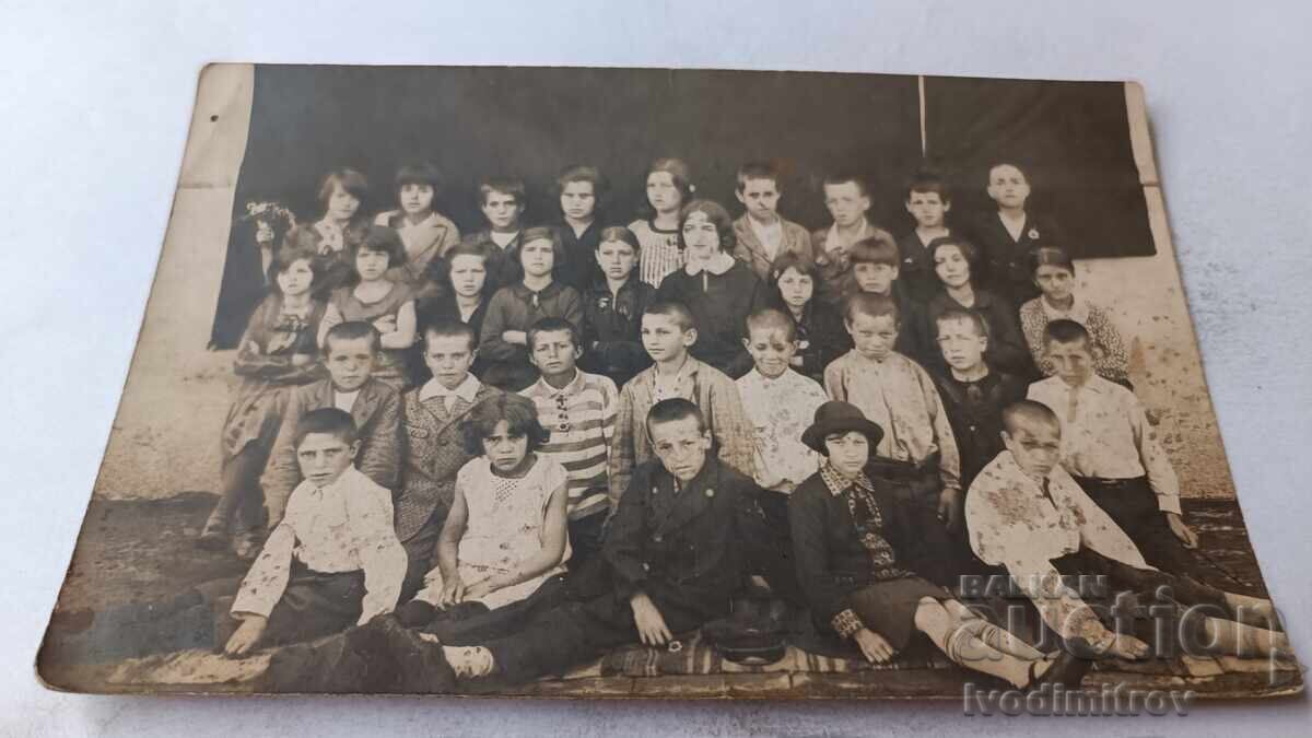 Photo of Students with their Teacher