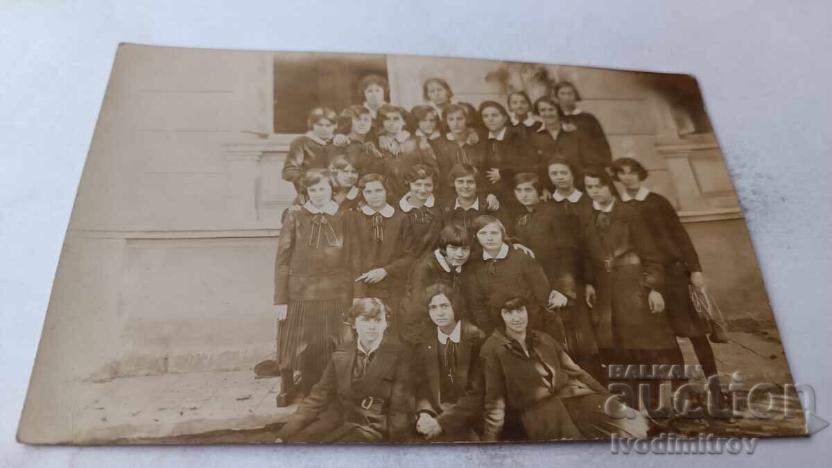 Снимка Ученички от V -г класъ в двора на гимназията