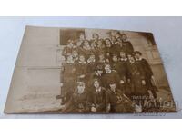 Φωτογραφία μαθητριών Ε' τάξης στην αυλή του γυμνασίου