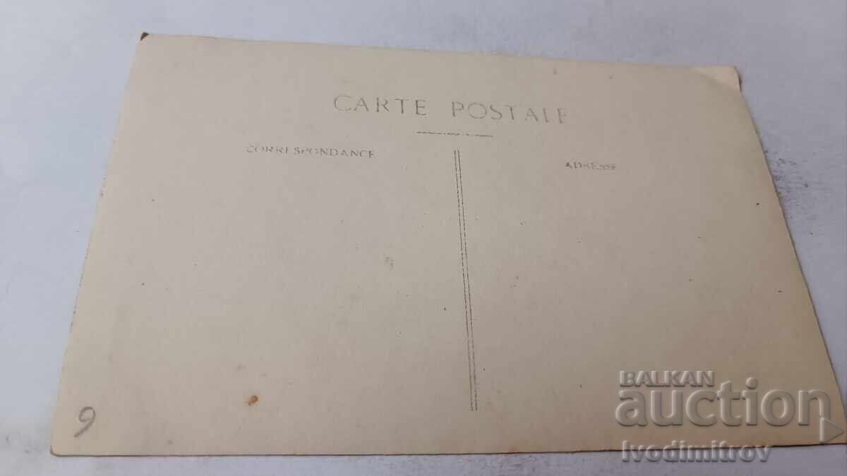 Fotografie Eleve în parc întinse pe iarbă cu preț 2.15 BGN | € 1.10