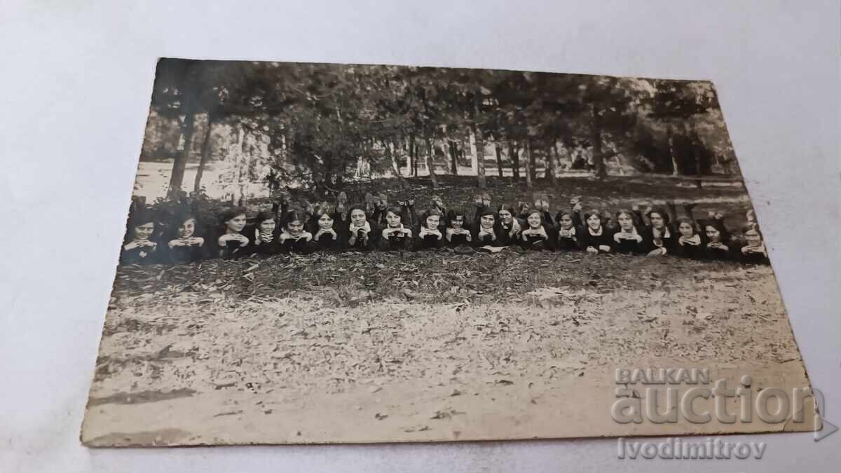 Fotografie Eleve în parc întinse pe iarbă