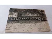 Φωτογραφία Μαθητριών στο πάρκο ξαπλωμένες στο γρασίδι