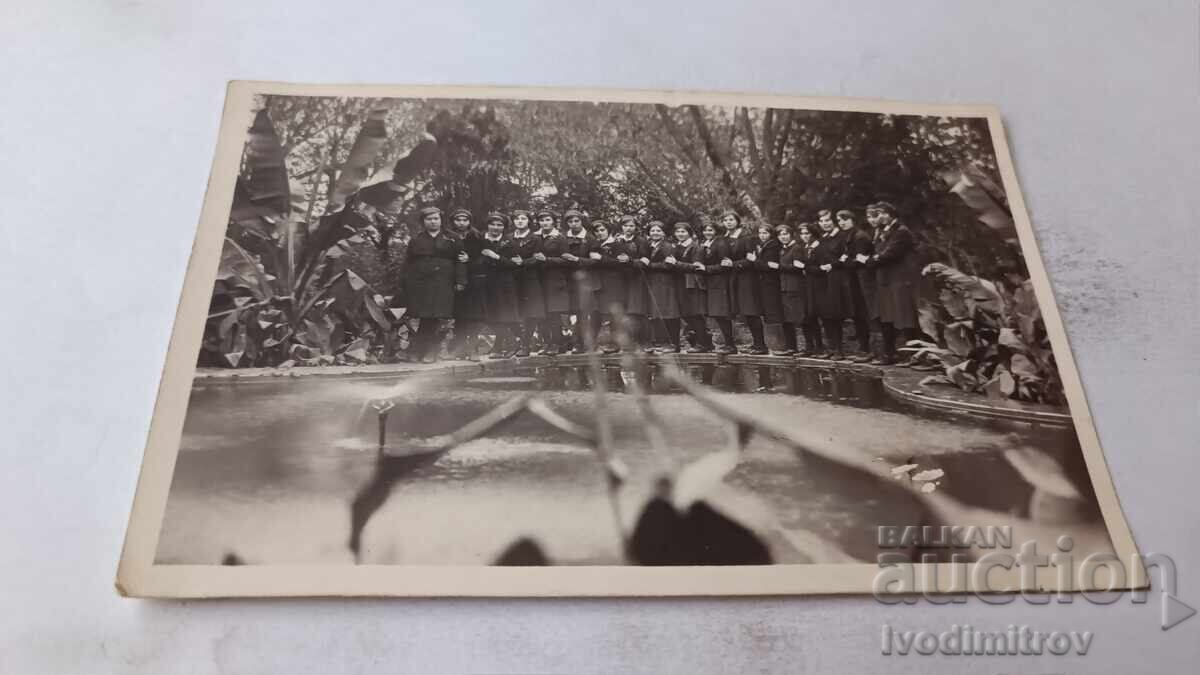 Снимка Ученички пред фонтан в парка