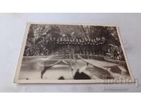 Φωτογραφία Μαθητριών μπροστά από σιντριβάνι στο πάρκο