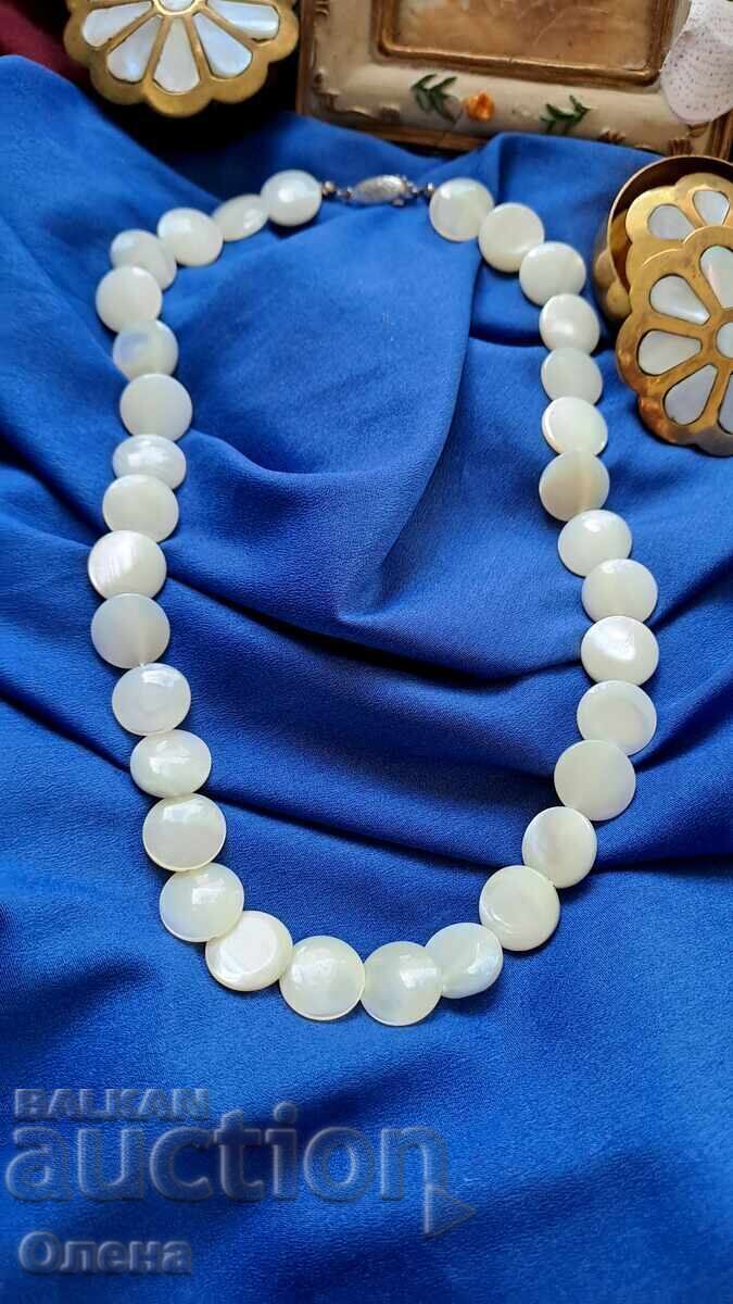 Colier vechi din sidef natural cu preț € 30.68 | 60.00 BGN