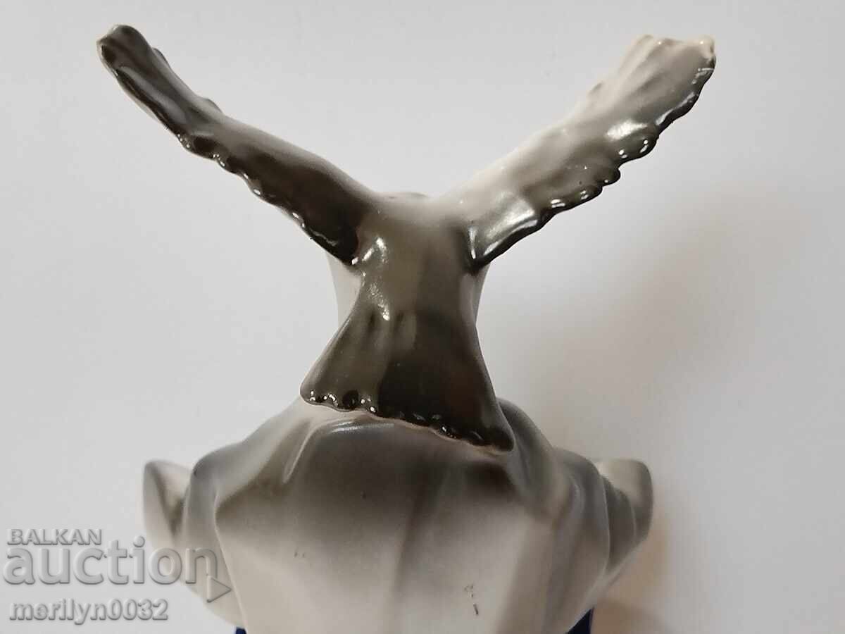 Παράδοση Βουλγαρικό πορσελάνινο ειδώλιο Μορέν σόκολ πίνει νερό στον Βαρδάρη