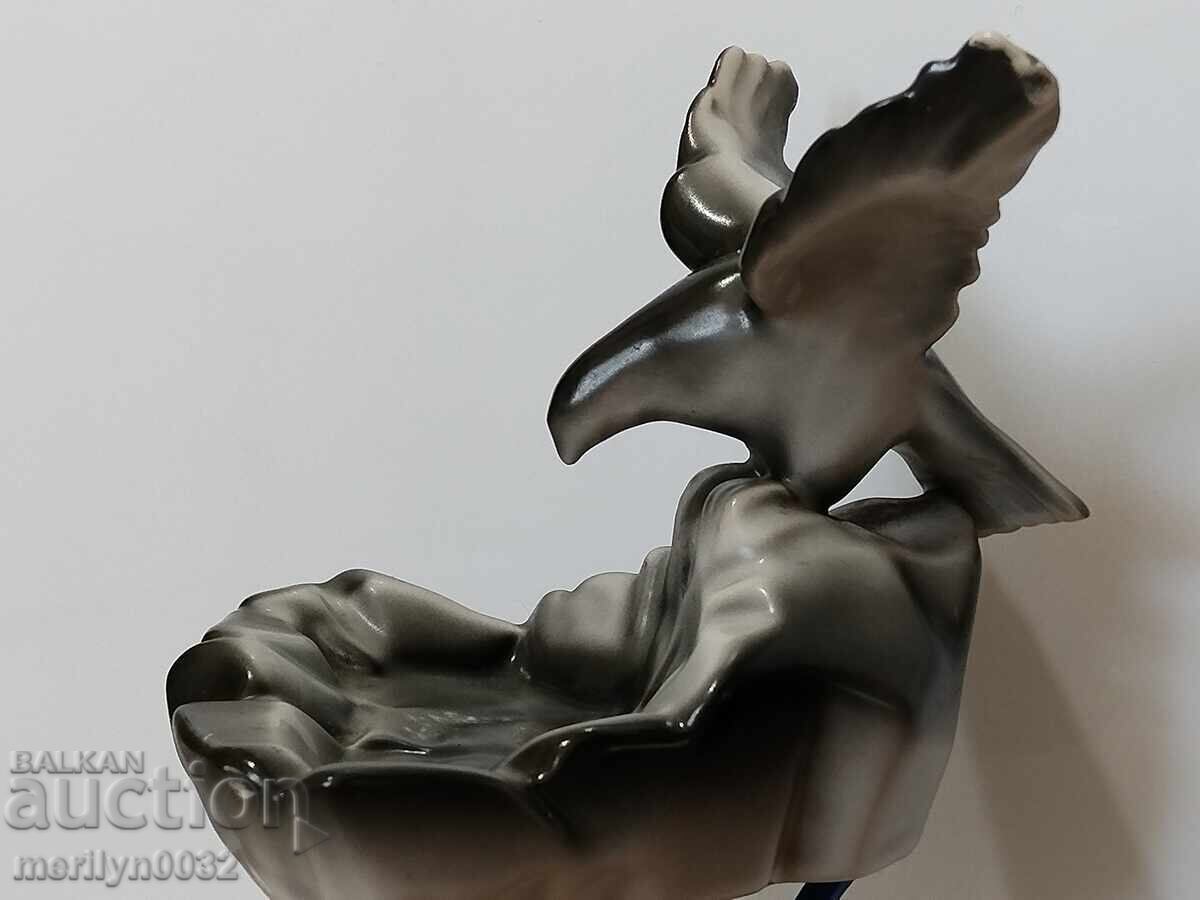 Βουλγαρικό πορσελάνινο ειδώλιο Μορέν σόκολ πίνει νερό στον Βαρδάρη