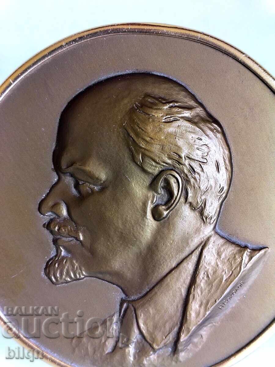 PLACHETĂ DE BRONZ DE MASĂ LENIN cu preț 24.98 BGN | € 12.77