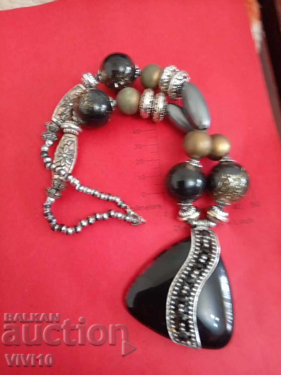 Старинно колие с метални части