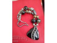 Colier vechi cu părți metalice