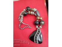 Αρχαίο κολιέ με μεταλλικά μέρη