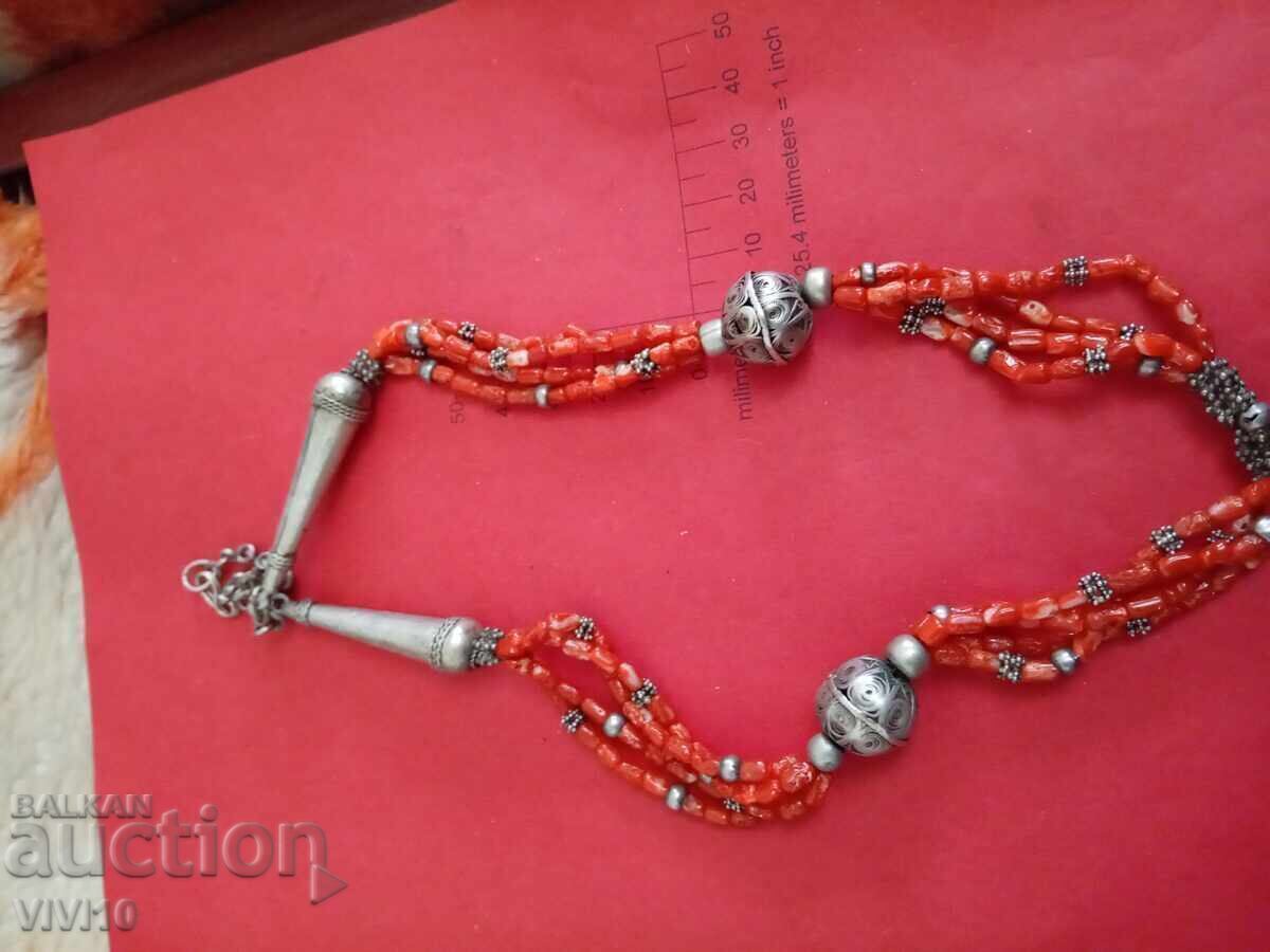 Старинно колие с корали с цена € 92.03 | 180.00 лв. Старинно колие с корали с цена € 92.03 | 180.00 лв.