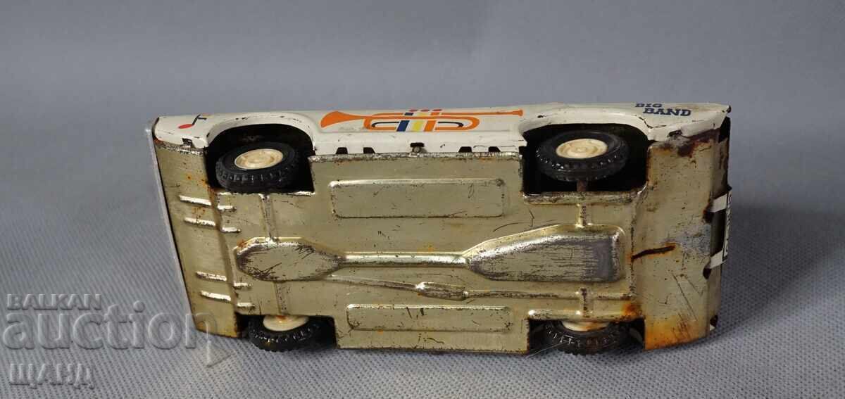 Delivery of Old German metal sports car model JAZZ