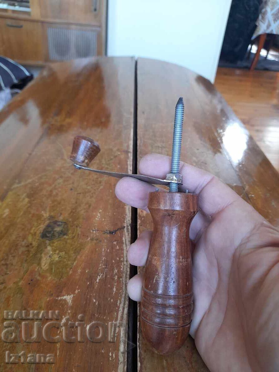 Old spiral vegetable slicer with price 42.00 BGN | € 21.47