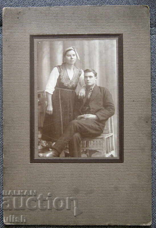 1927 стара семейна фотография етнография носия картон