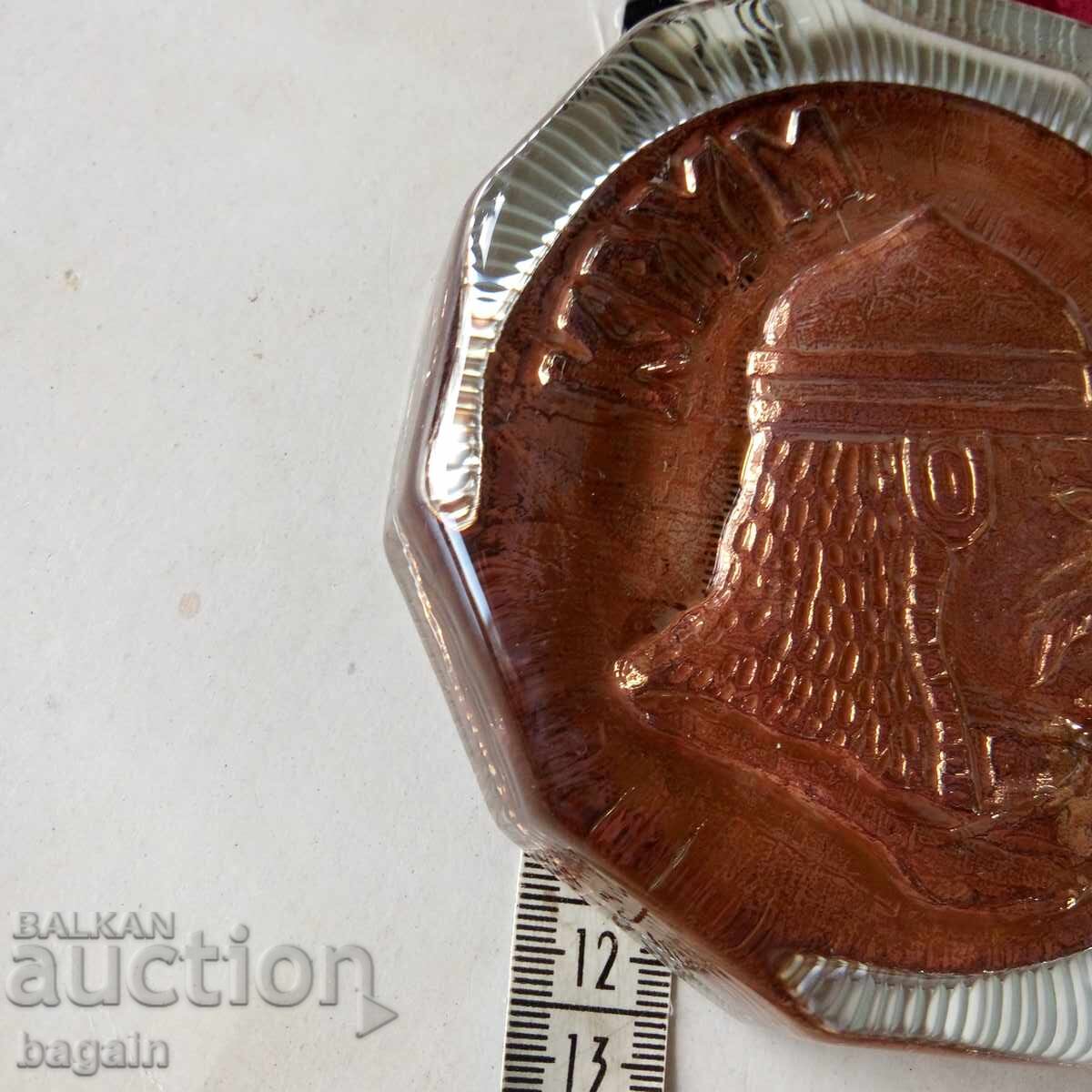 Παράδοση Χαν Κρούμ, γυαλί