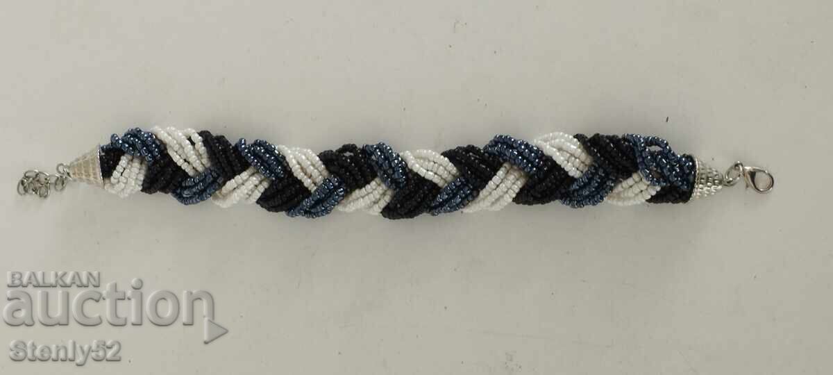 Auction Necklace with white and black pearls Auction Necklace with white and black pearls