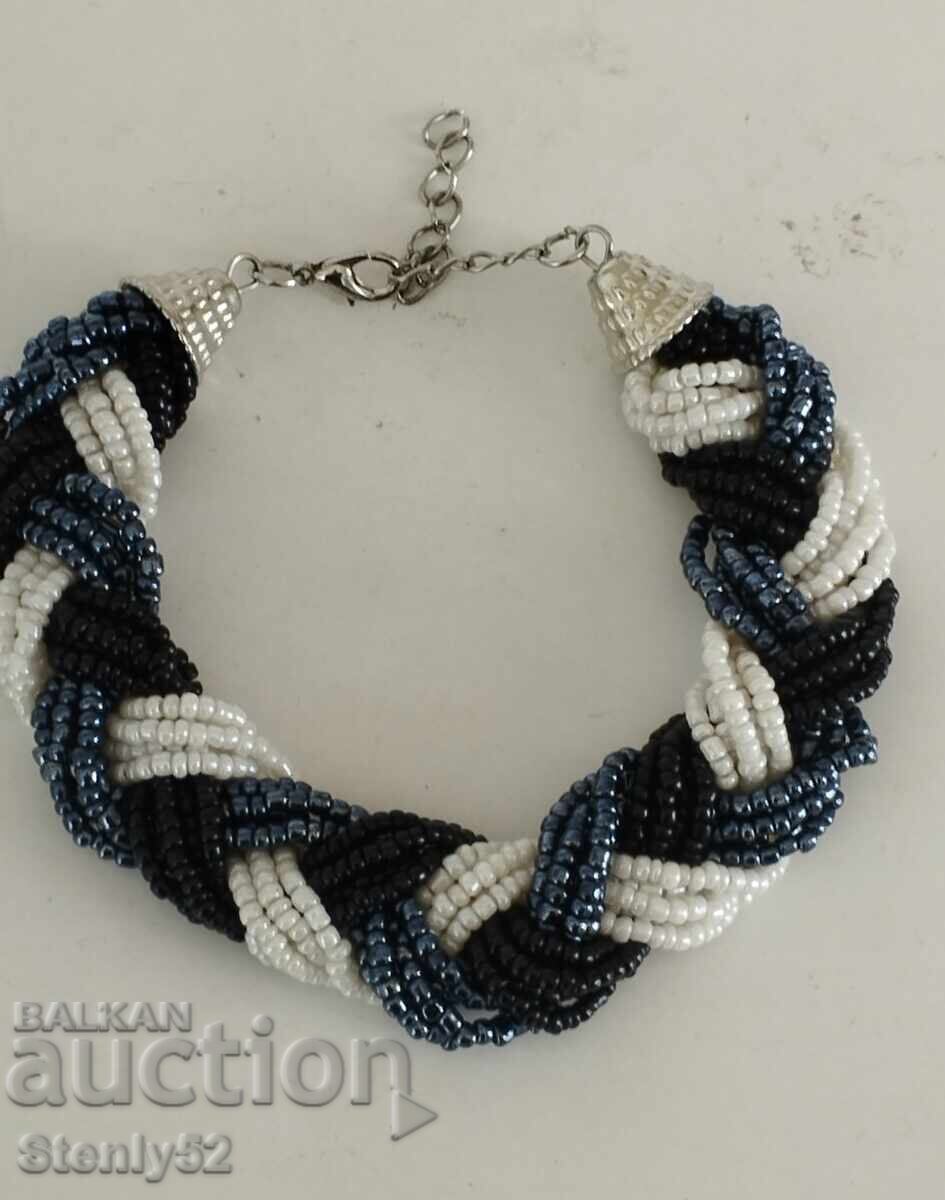 Necklace with white and black pearls Necklace with white and black pearls