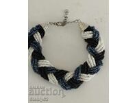 Γκρίβνα με λευκά και μαύρα μαργαριτάρια