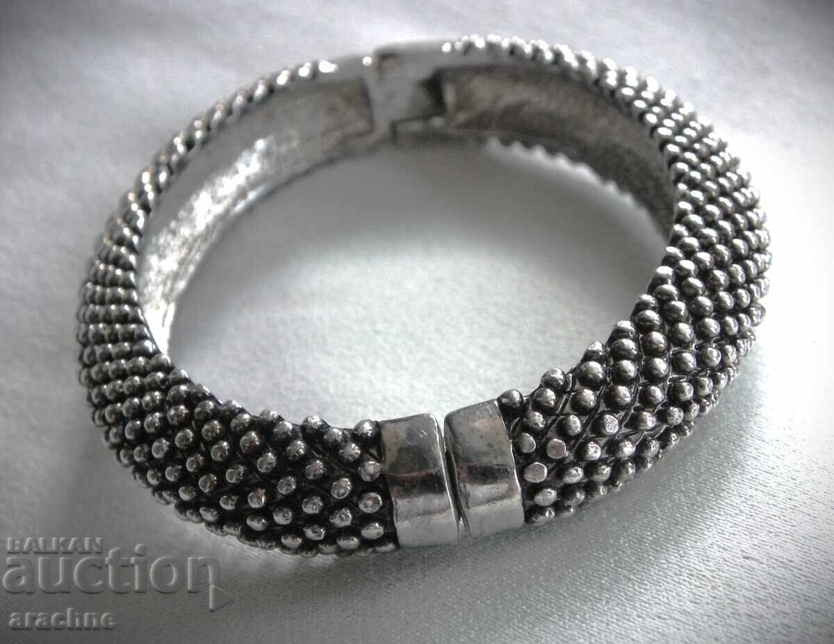 Στερεό βραχιόλι με τιμή 30.00 BGN | € 15.34