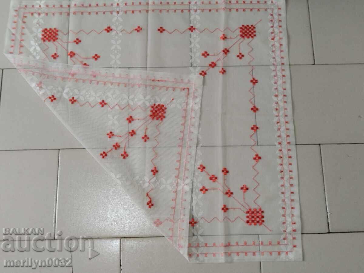 Carou vechi cu broderie 0,70/0,65 metri tul cu preț 55.00 BGN | € 28.12 Carou vechi cu broderie 0,70/0,65 metri tul cu preț 55.00 BGN | € 28.12