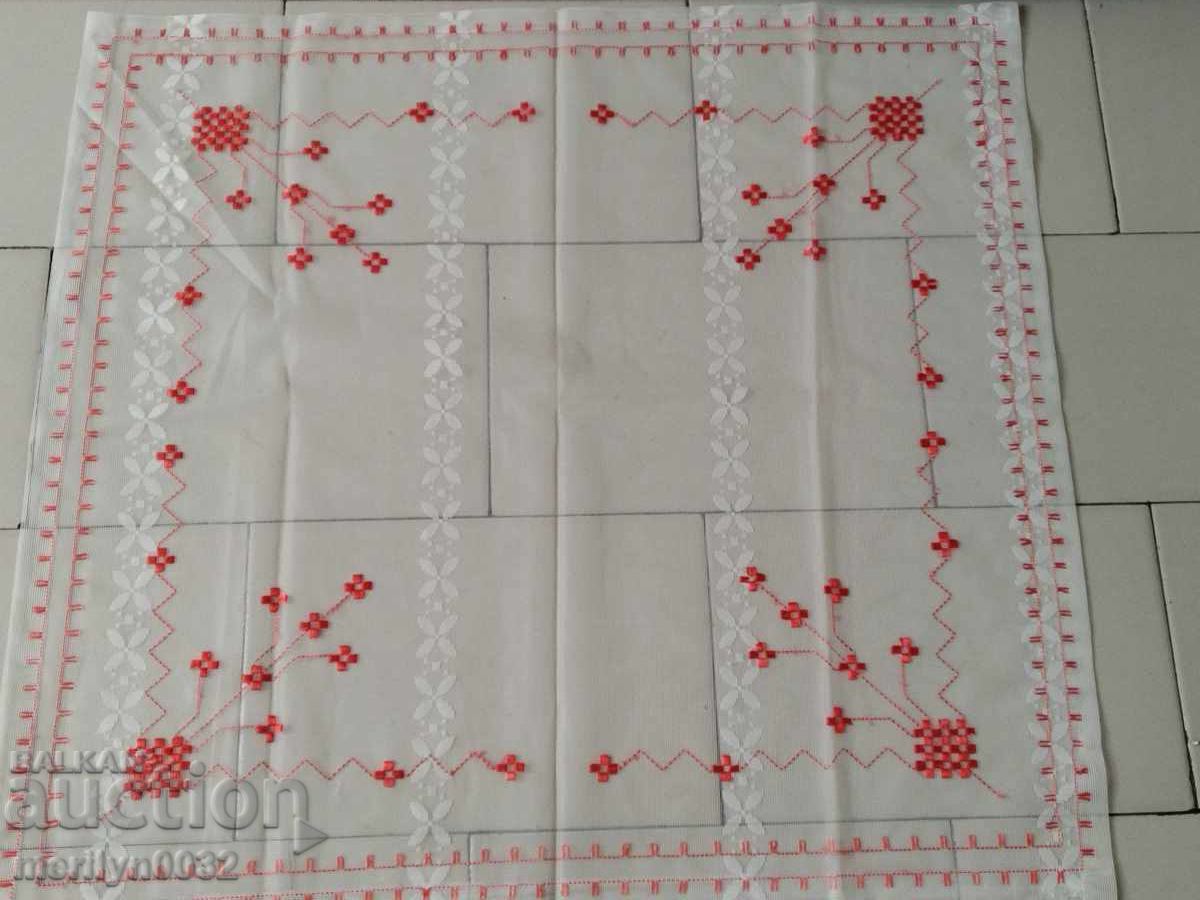 Carou vechi cu broderie 0,70/0,65 metri tul Carou vechi cu broderie 0,70/0,65 metri tul