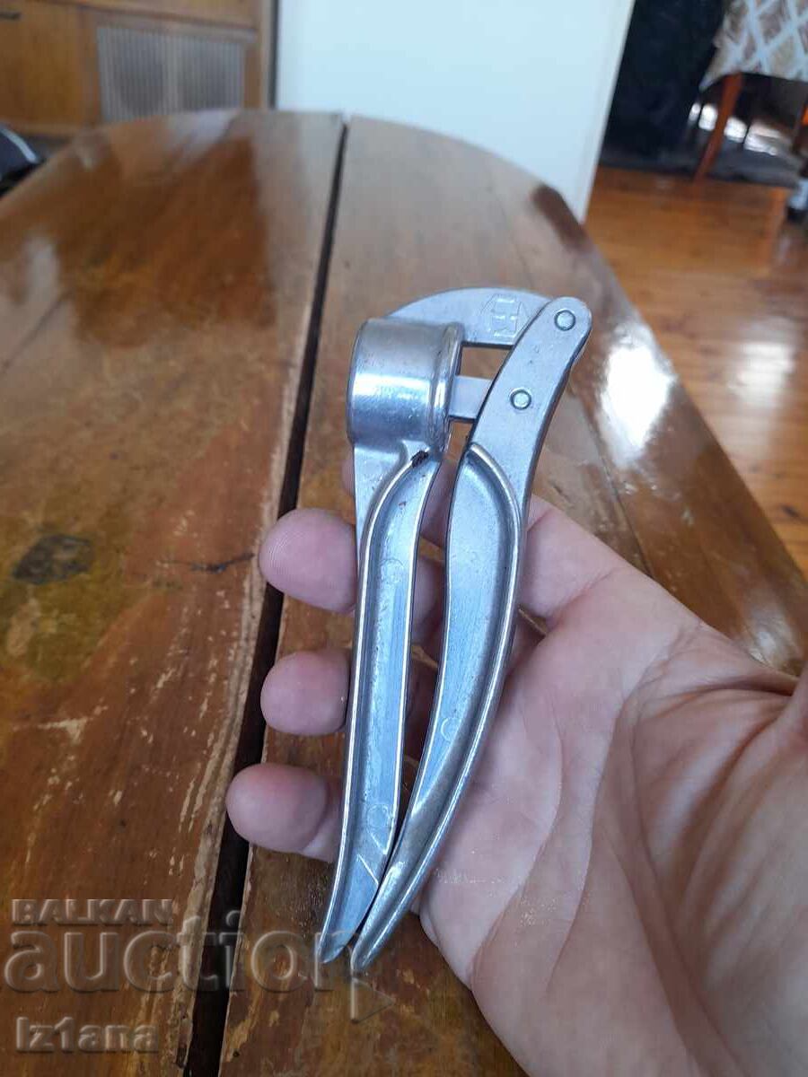 Presă veche de usturoi din aluminiu cu preț 30.00 BGN | € 15.34 Presă veche de usturoi din aluminiu cu preț 30.00 BGN | € 15.34