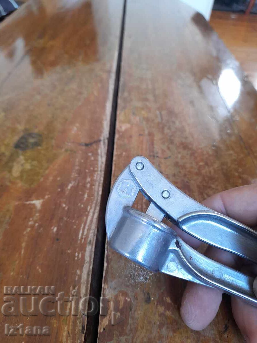 Licitație Presă veche de usturoi din aluminiu Licitație Presă veche de usturoi din aluminiu