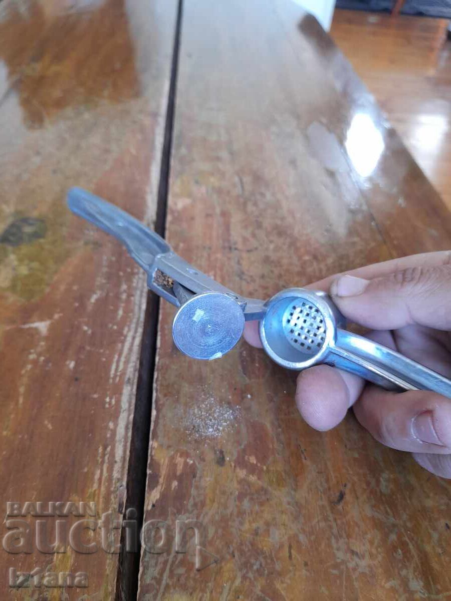 Presă veche de usturoi din aluminiu - 5 Presă veche de usturoi din aluminiu - 5