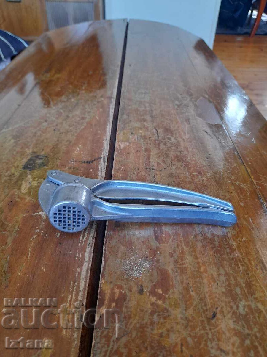 Presă veche de usturoi din aluminiu Presă veche de usturoi din aluminiu