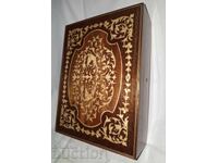 Cutie veche din lemn lăcuită