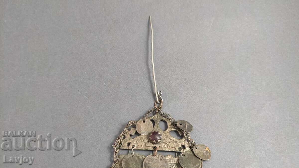 Delivery of Revival-era jewelry sparkles * pendant