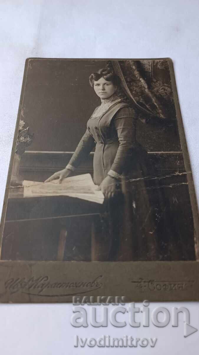 Fotografie Femeie cu rochie neagră Carton Fotografie Femeie cu rochie neagră Carton