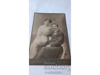 Imagine Un bărbat cu mustață și o tânără Carton