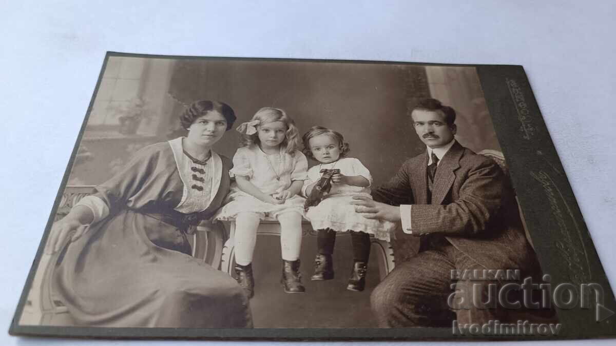 Снимка Мъж с мустаци жена и две малки момиченца Картон