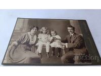 Fotografie Bărbat cu mustață, femeie și două fetițe mici Carton