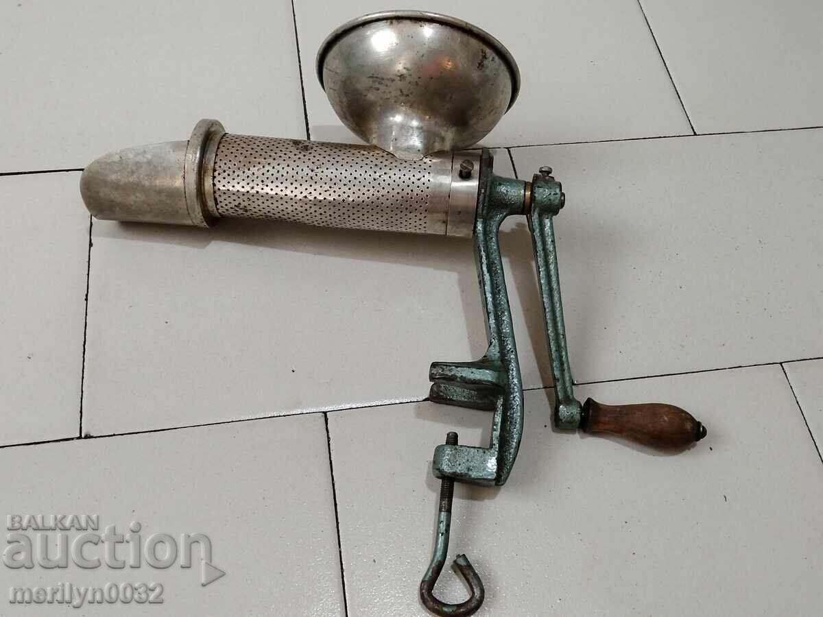 Auction  Vegetable and Fruit Grinder
