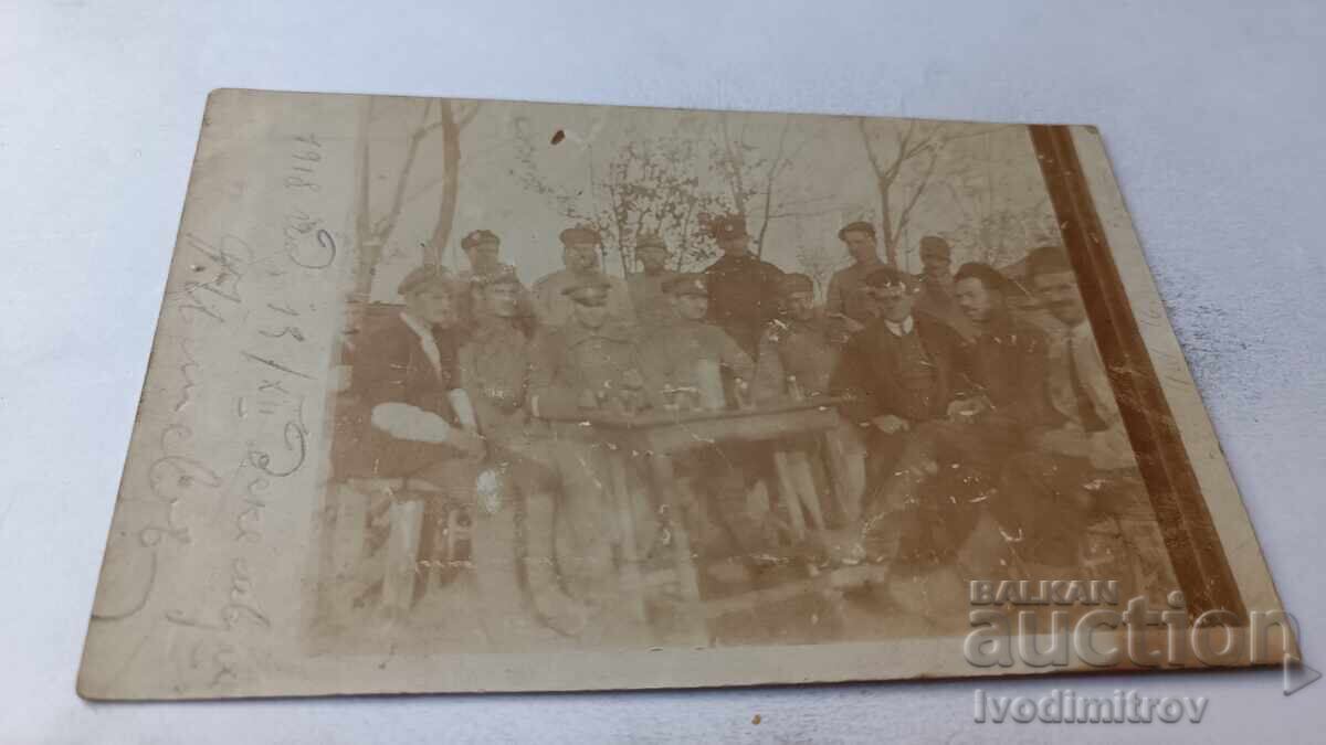 Φωτογραφία Αξιωματικών και ανδρών μπροστά στην ταβέρνα του παππού Γιώργη 1919