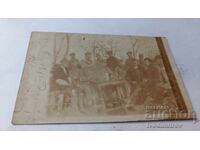 Φωτογραφία Αξιωματικών και ανδρών μπροστά στην ταβέρνα του παππού Γιώργη 1919