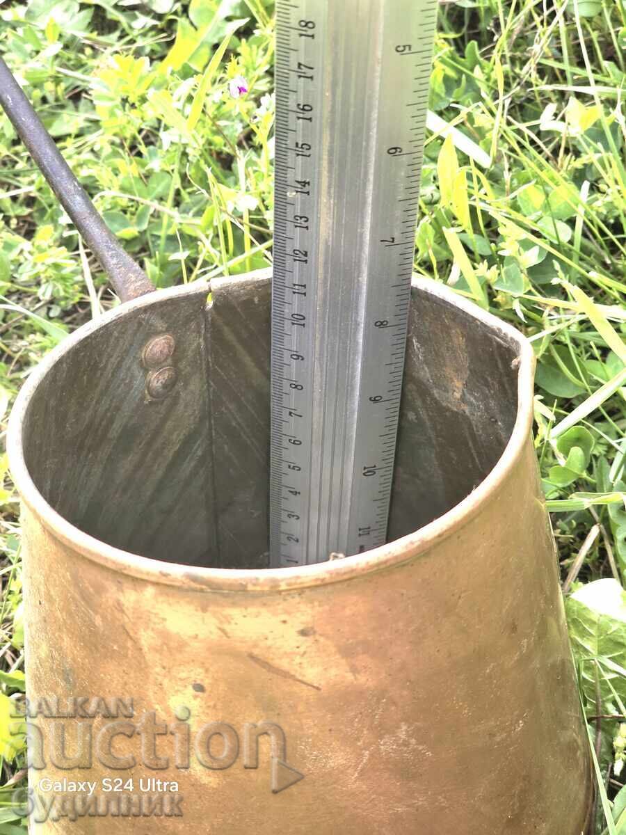 Licitație Cană veche de cupru - ibric cu marcaj. Dimensiuni în fotografii Licitație Cană veche de cupru - ibric cu marcaj. Dimensiuni în fotografii