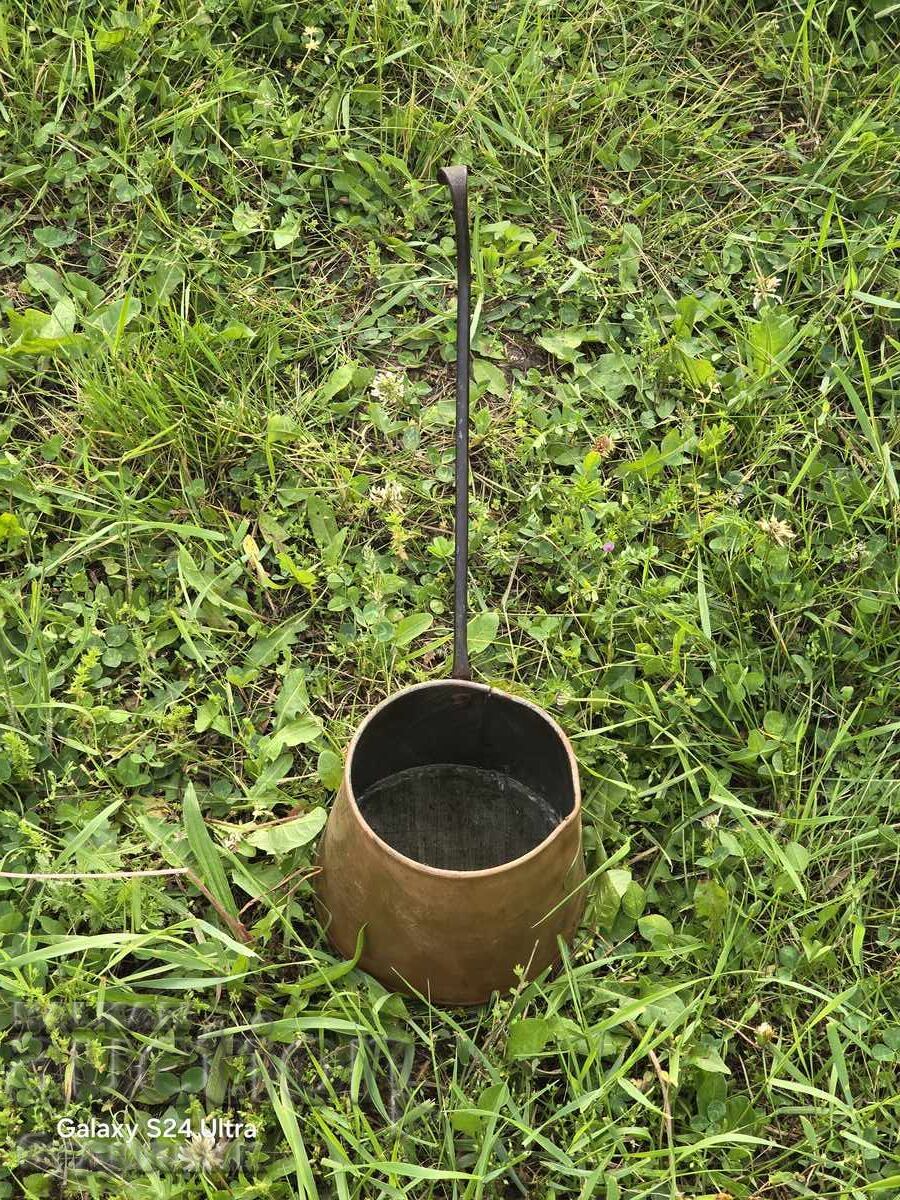 Cană veche de cupru - ibric cu marcaj. Dimensiuni în fotografii Cană veche de cupru - ibric cu marcaj. Dimensiuni în fotografii