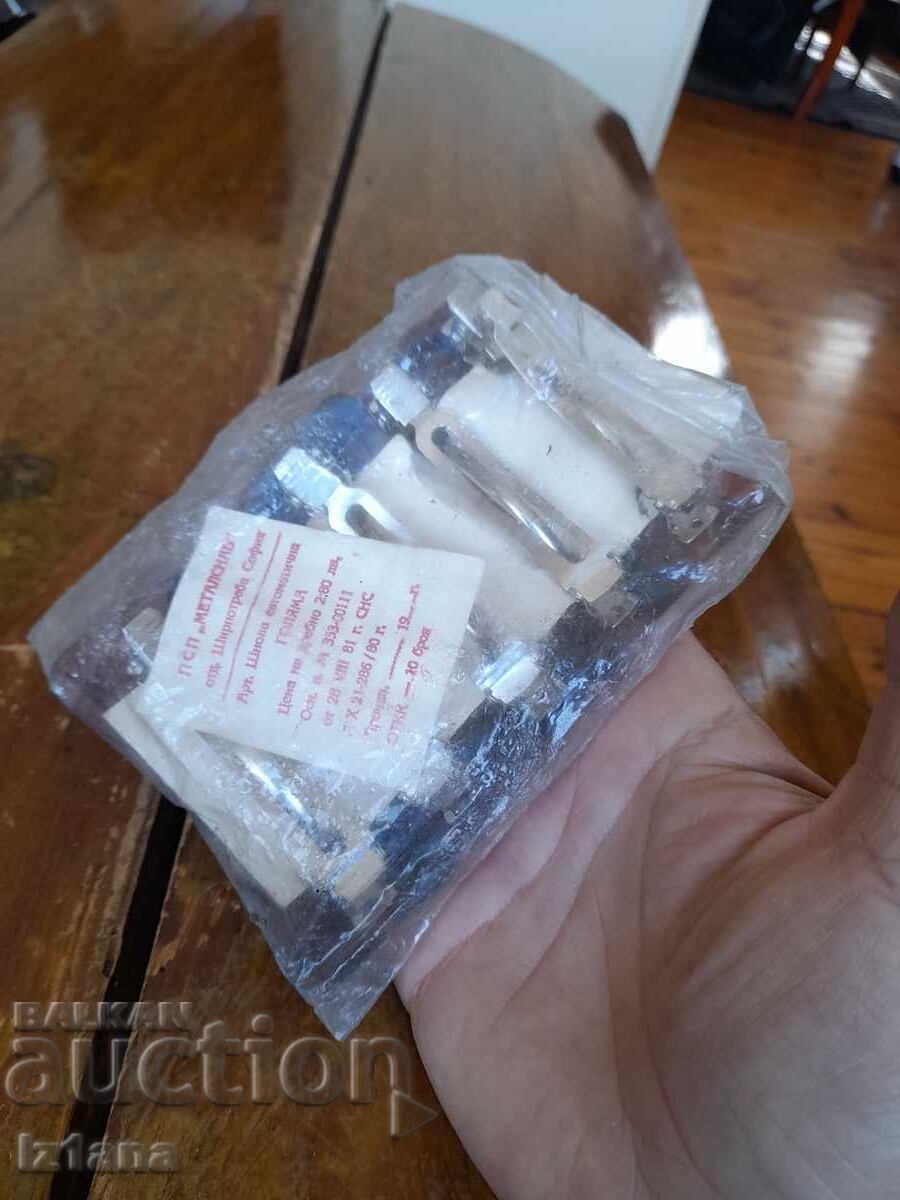 Veche Broșă, Broșe cu preț 32.00 BGN | € 16.36 Veche Broșă, Broșe cu preț 32.00 BGN | € 16.36