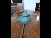 Стар емайлиран чайник